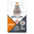 Pussi versele-laga opti life adult sensitive viljaton lohi kissanruokaa oranssi ja tummanharmaa pakkaus harmaa pörröinen kissa kuvassa