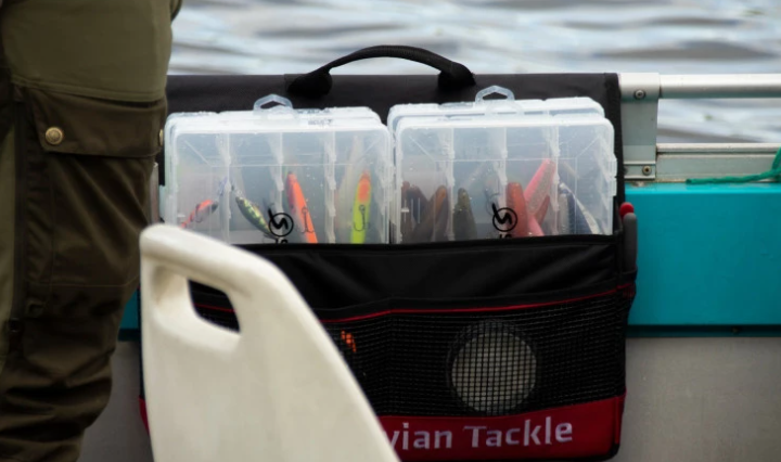 Scandinavian Tackle Jättikokoinen tarvikelaukku + 4x vieherasia