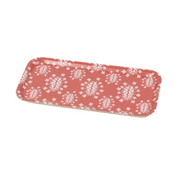Aamiaistarjotin tuhero puskapalovaara on suorakaidepunainen tarjotin valkoisella kukkakuviolla