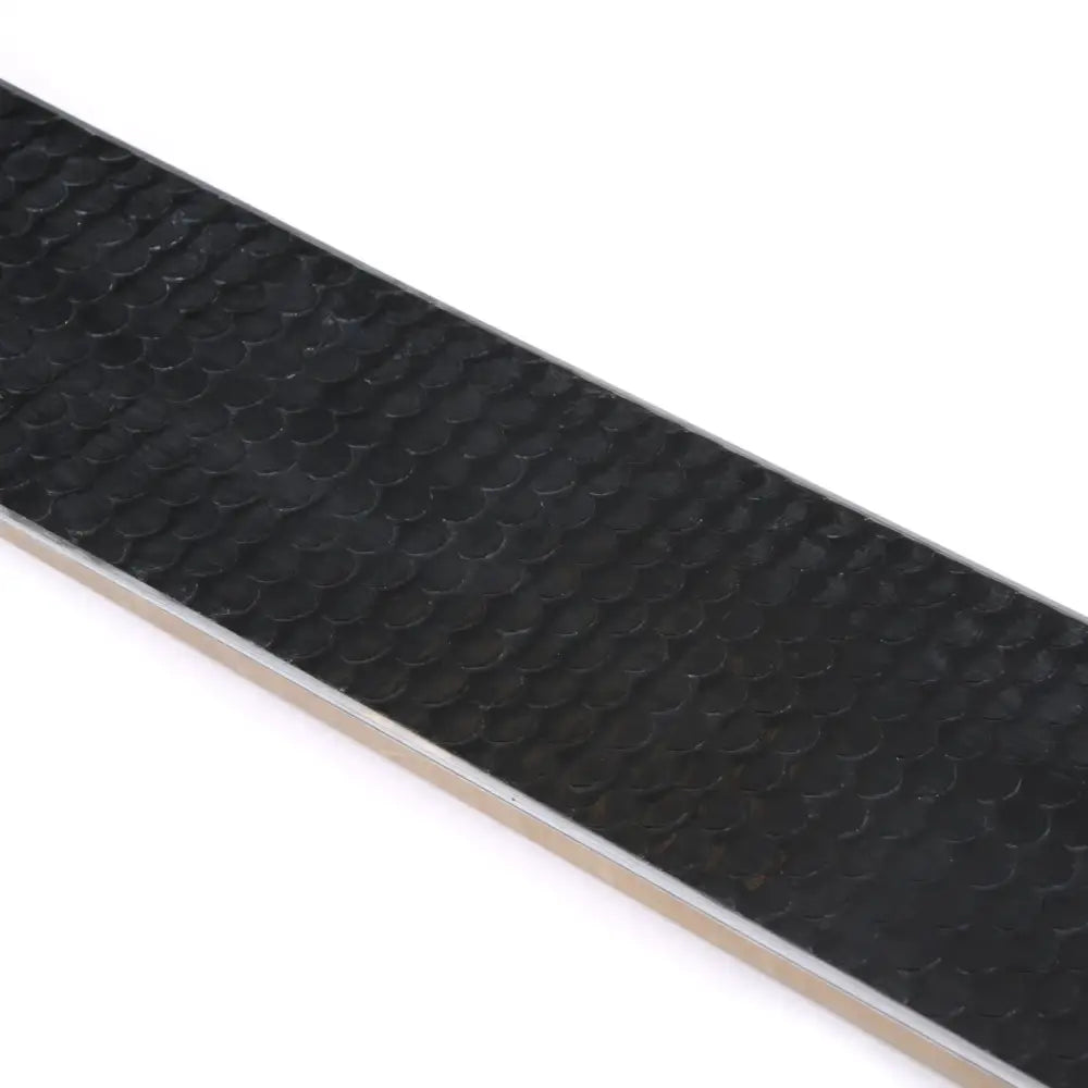 Altai kom 150cm musta teksturoidu strip metallic reunalla ja toistuvalla suomu kuvioinnilla