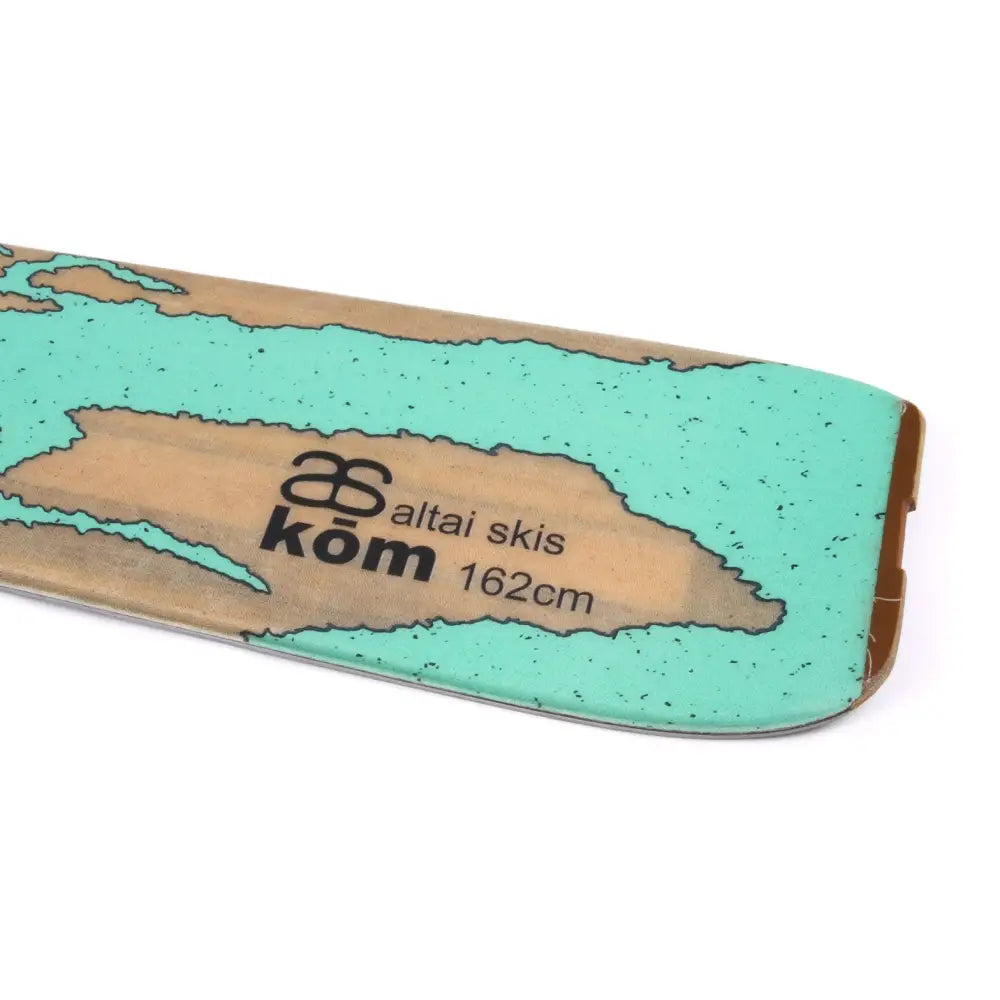 Altai kom 162cm sukset turkoosi ja ruskea karttakuviolla altai skis kōm -brändäyksellä