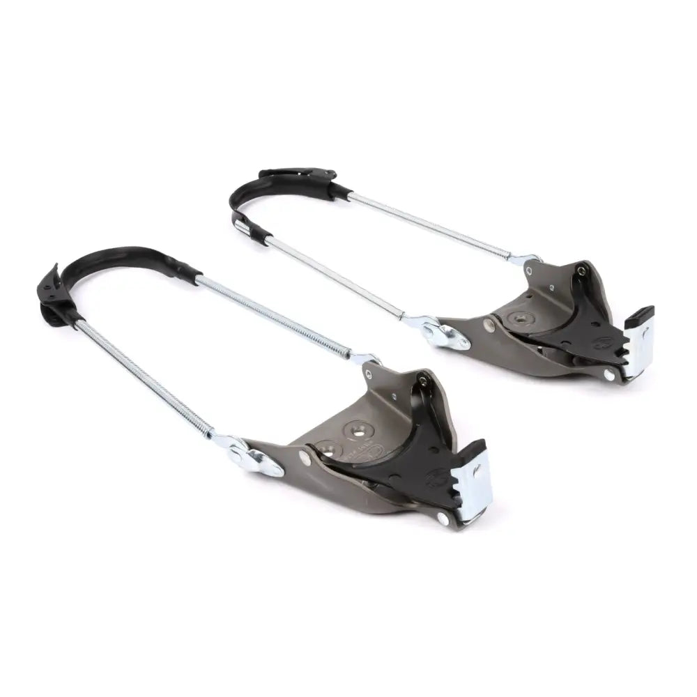 Altai skis 3 pin cable 75mm bindingissa mustat ja hopeanväriset metalliset jääkirveskiinnikkeet säädettävin jousihihnoin