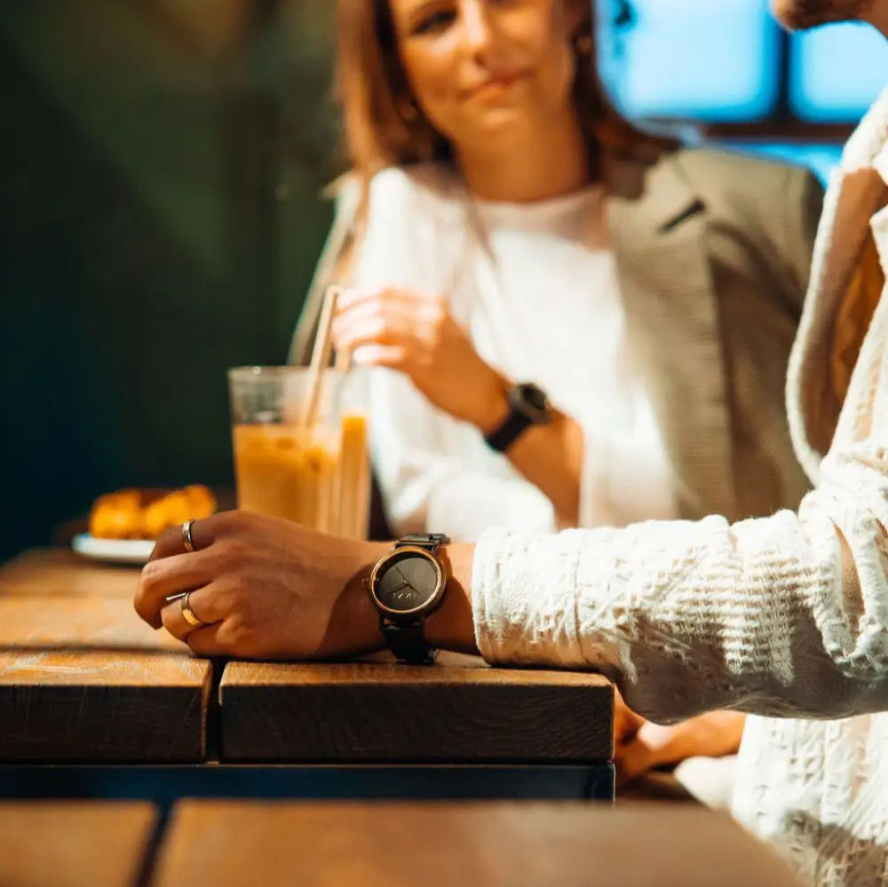 Mustakokoinen aura kello 42mm minimalistisella kellotaululla ja mustalla puukehyksellä ennakkomyynti