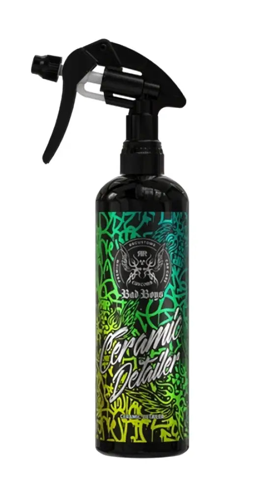 Musta BadBoys Ceramic Detailer 500 ml suihkepullo vihreällä ja mustalla automaattisesti käytettävällä etiketillä
