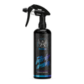 Musta suihkepullo mustalla liipaisimella ja kiiltävällä sinivioletilla interior dressing -etiketillä badboys 500 ml