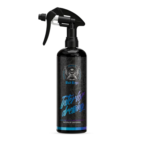 Musta suihkepullo mustalla liipaisimella ja kiiltävällä sinivioletilla interior dressing -etiketillä badboys 500 ml