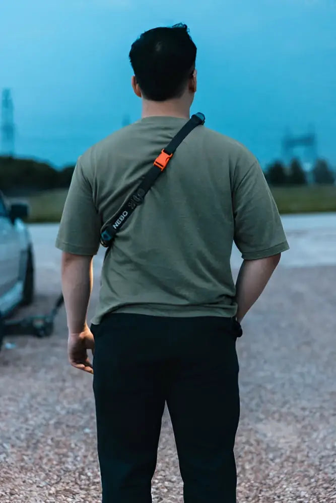 Mustavalkoinen ja oranssi säädettävä neo-merkkinen olkahihna bando 1k strap light työvalolle