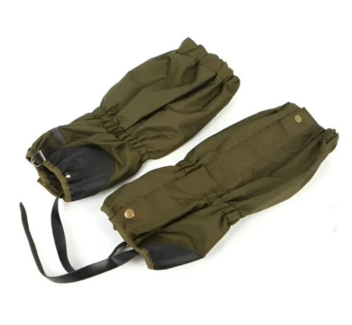 Olive vihreät bear claw säärystimet mustilla vahvistetuilla paneeleilla ja messinkisillä nappikiinnityksillä