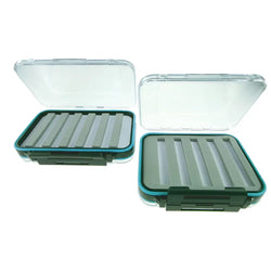 Kaksi läpikuultavaa teal- ja mustaa muovista Blind Box 125x100x45mm kalastukseen tarkoitettua kärpäslajitelmarasiaa selkäpuoli näkyvissä