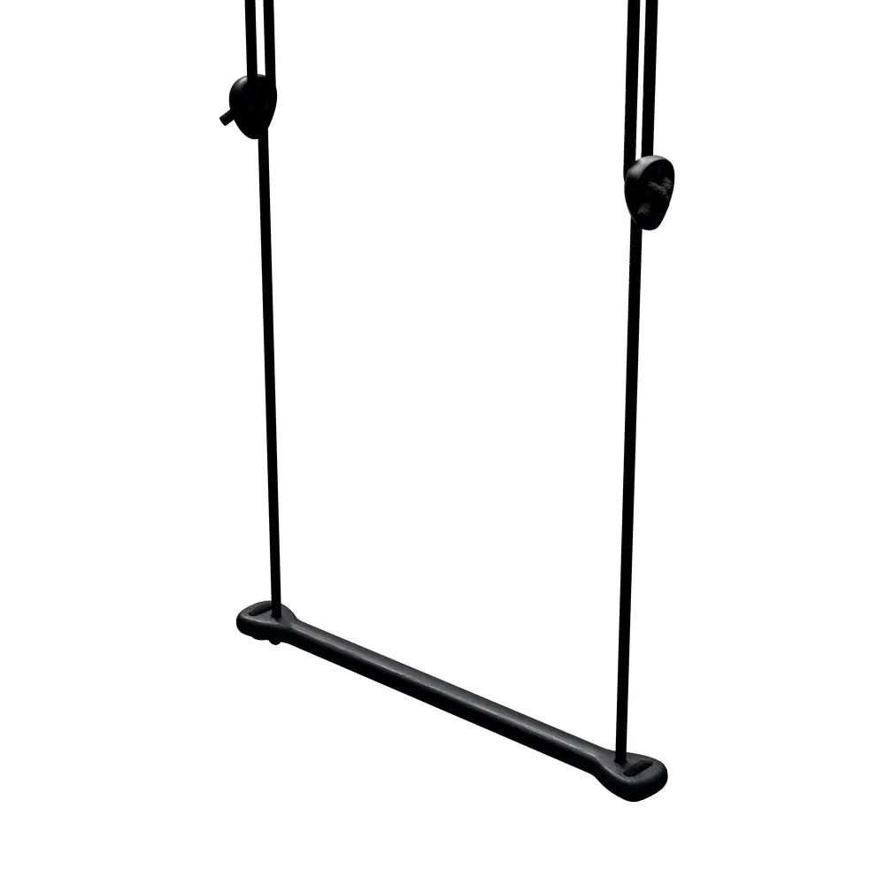 Mustan metallisen bone noir-keinun minimalistinen muotoilu ja tukevat ketjut edestä kuvattuna