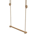 Minimalistinen puinen keinu luonnollisen sävyn tammipenkillä ja beigeilla köysillä bone oak beige -mallissa