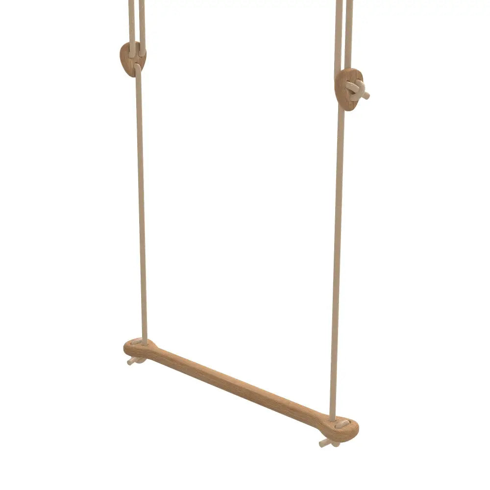 Minimalistinen puinen keinu luonnollisen sävyn tammipenkillä ja beigeilla köysillä bone oak beige -mallissa