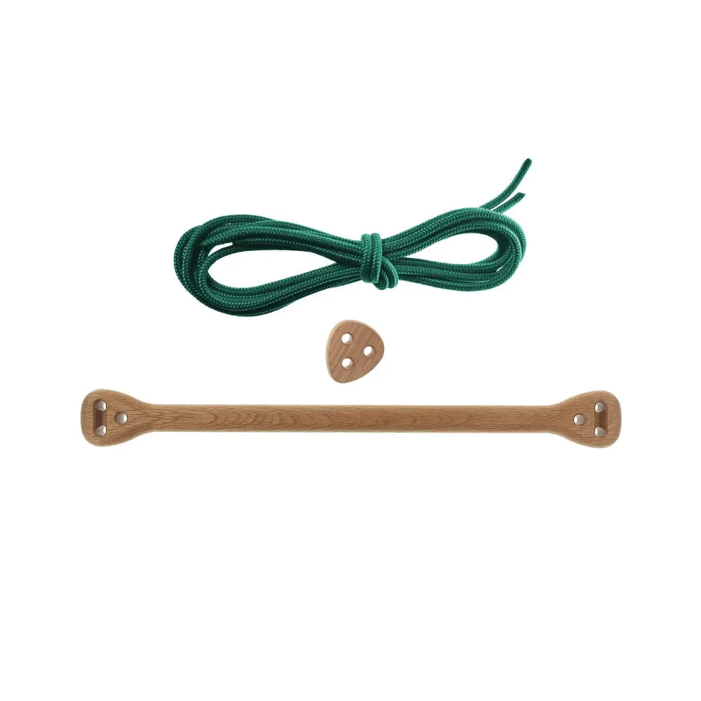 Puinen toggle metallisilla osilla ja vihreällä punotulla narulla tuotteessa bone oak green