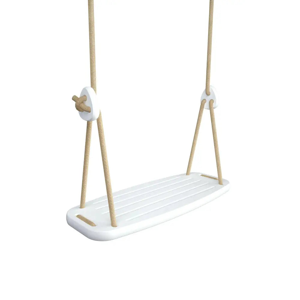Valkoinen muovikeinu luonnonkuituköysillä ja koivupuukappaleilla classic birch beige -mallissa