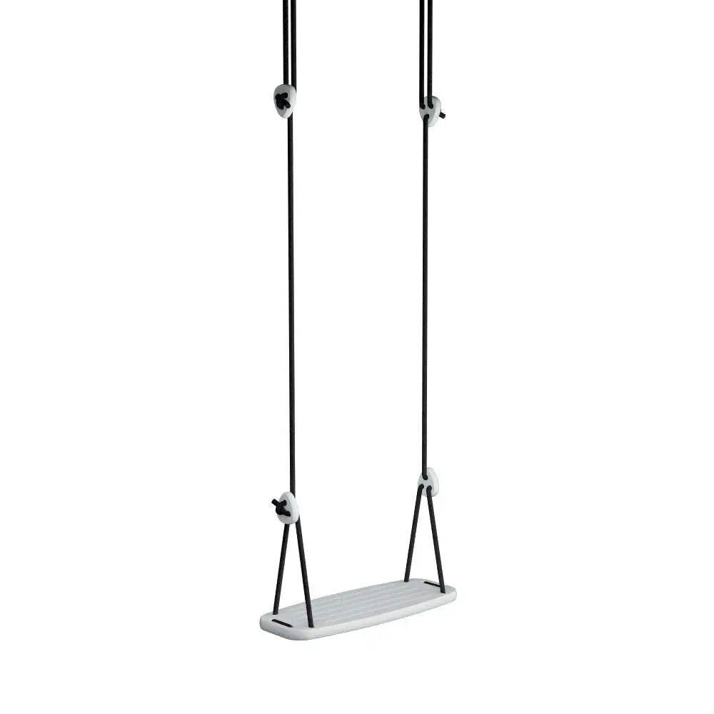 Minimalistinen valkoinen puinen keinu mustilla köysillä ja metallisilla kiinnikkeillä classic birch black -mallissa