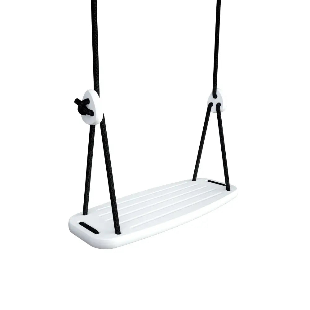 Valkoinen muovinen keinuistuin mustilla köysillä ja säädettävällä kiinnityslaitteistolla classic birch black -mallissa