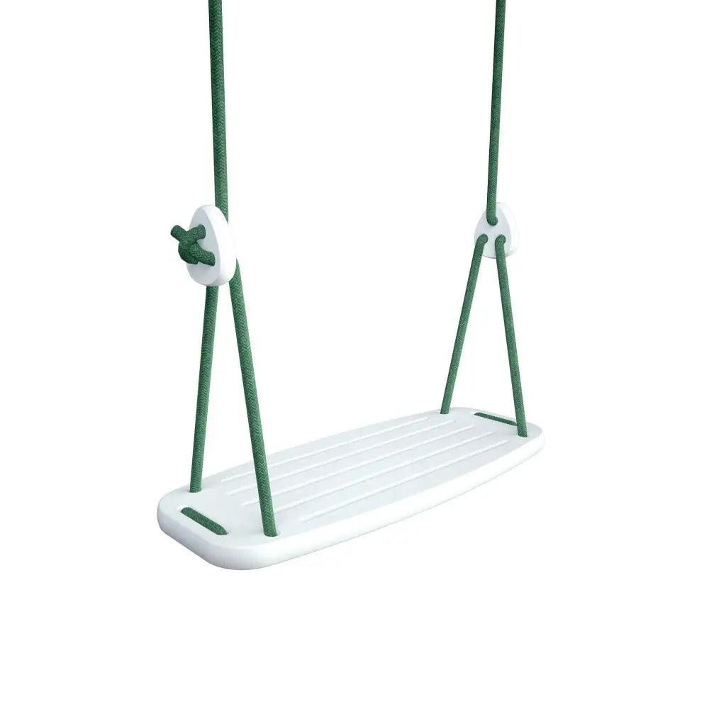 Valkoinen muovinen keinunistuin vihreillä köysikiinnikkeillä ja valkoisilla pyöreillä osilla classic birch green -mallissa