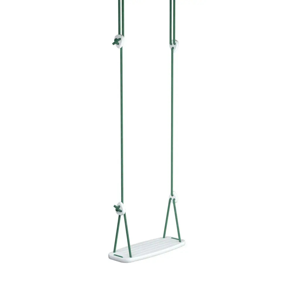Valkoinen muovikeinu istuin vihreillä köysillä ja valkoisilla metallikiinnikkeillä classic birch green -mallissa