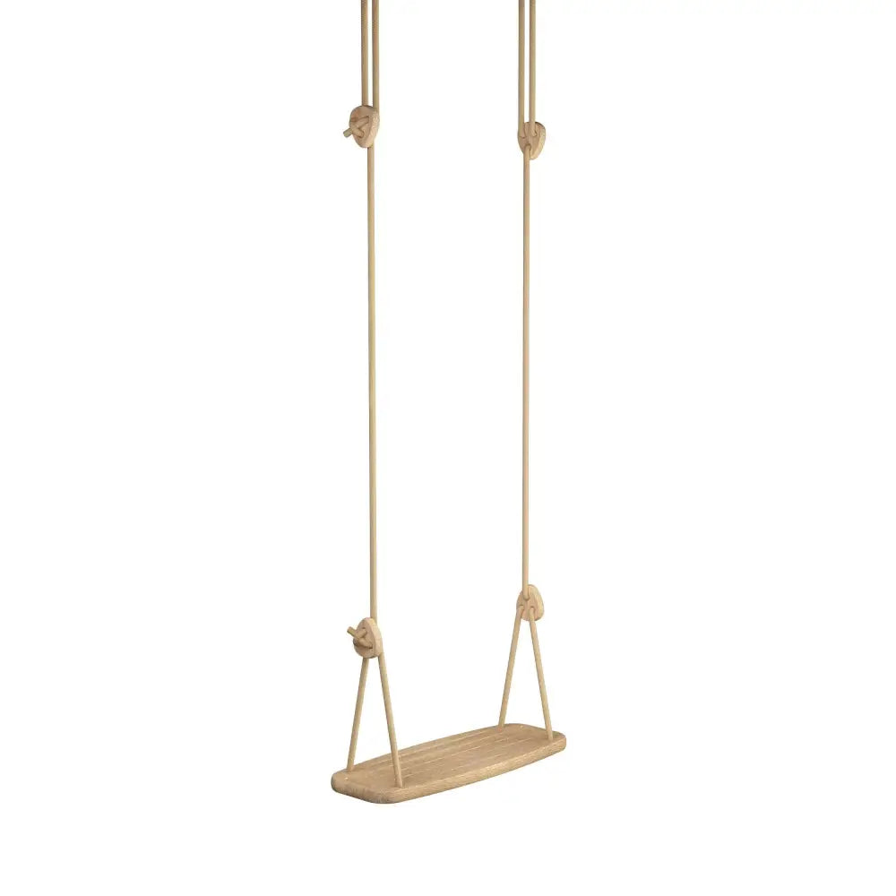 Minimalistinen puinen keinu classic oak beige luonnollisella pinnalla ja vaaleilla köysillä