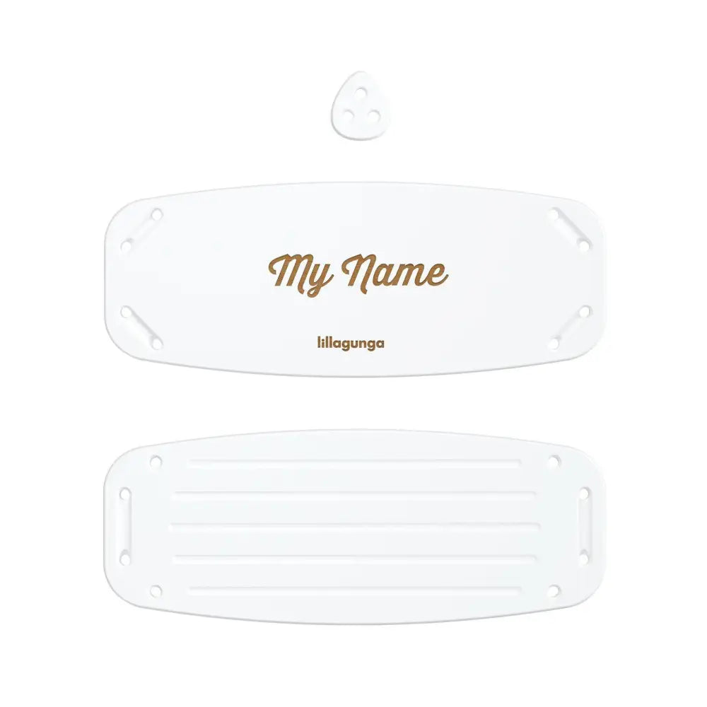 Valkoinen classic personalised nimikyltti kullalla koristetulla cursive tekstillä ja lillagunga-brändillä