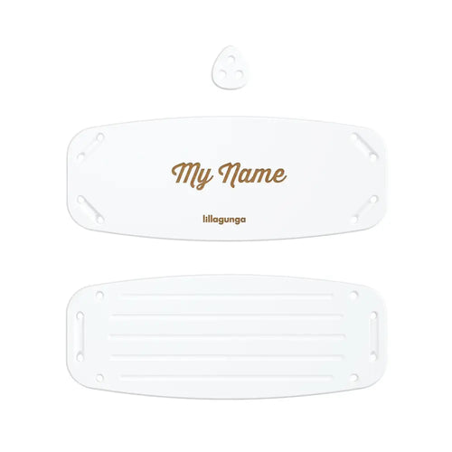 Valkoinen classic personalised nimikyltti kullalla koristetulla cursive tekstillä ja lillagunga-brändillä