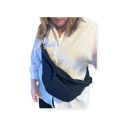 Musta farkkumainen crossbody kassi farkku jossa vetoketjullinen suljenta ja säädettävä hihna
