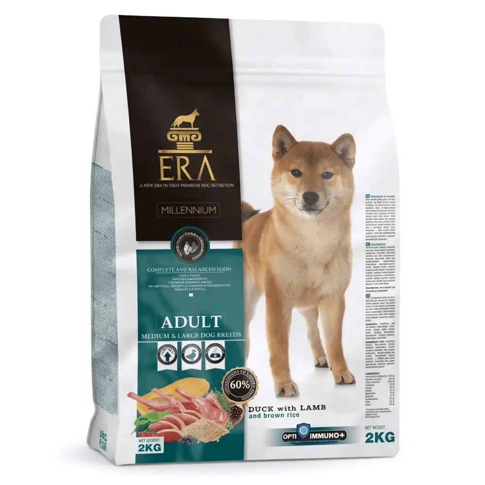 Era millennium aikuisten keskikokoisille ja suurille koirille tarkoitettu ankka ja lammas 12 kg koiranruoka, jossa tan shiba inu kuvattuna