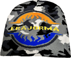 Eräjorma maastokuvioitu neulottu pipo harmaa musta valkoinen kyhätty liekkipainatus keltainen ja oranssi logo edessä