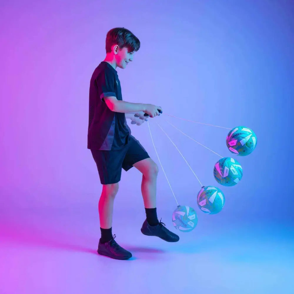 Vividisti monivärinen jalkapallo football kick trainer pro-level koko 2 vihreä kiiltävällä pinnalla ja geometrisilla kuvioilla