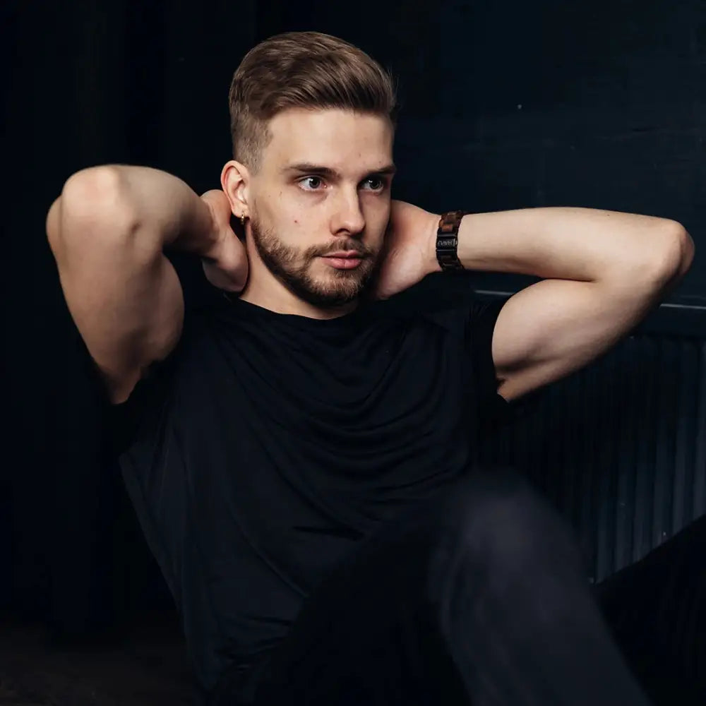 Mustan värinen sleeveless t-paita garmin quickfit pähkinäpuu puinen ranneke esillä