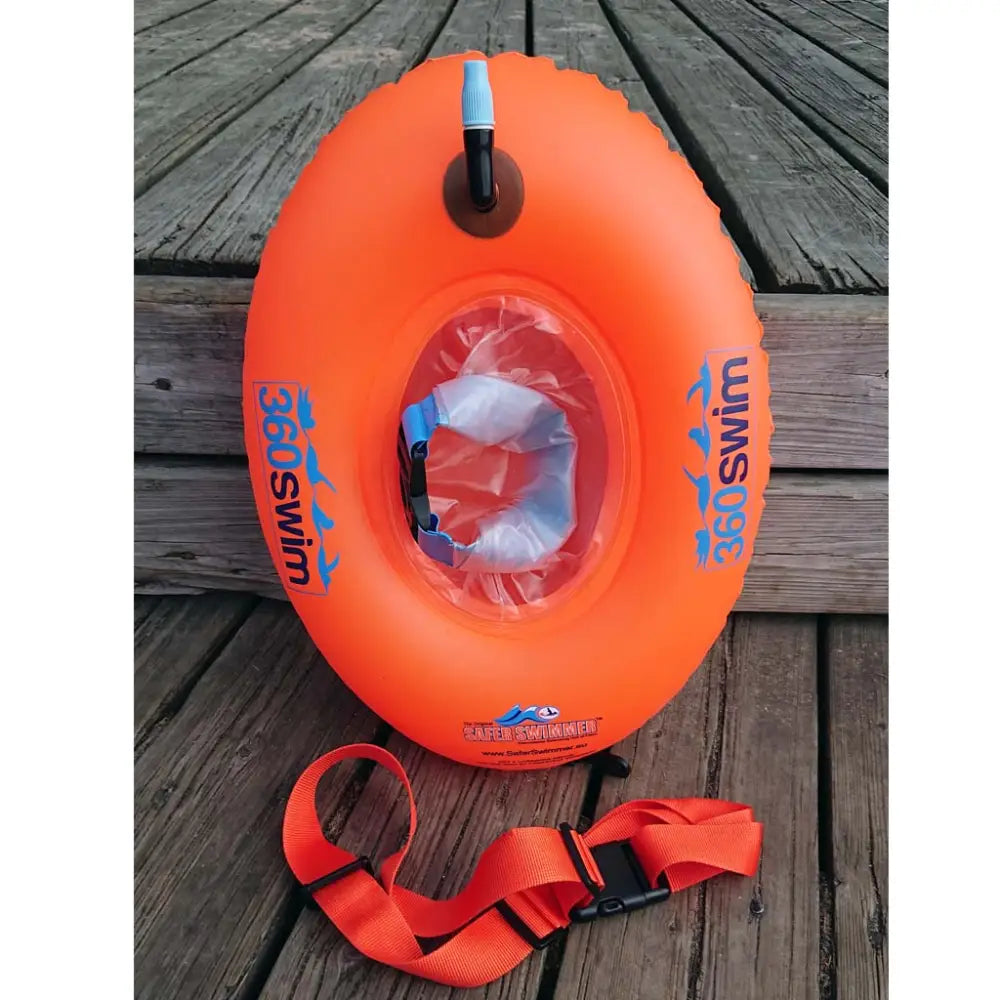 Kirkkain oranssi ilmatäytteinen grab bag donut buoy -pelastusrenkaassa 360swim-brändäys ja säädettävä hihna