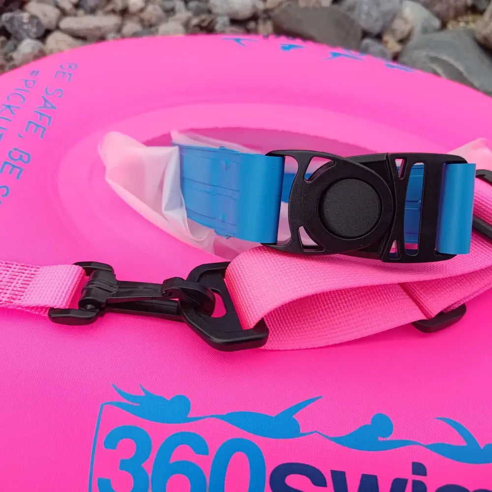 Säteilevän pinkki grab bag donut buoy ilmatäytteinen uimalelu sinisillä ja mustilla säädettävillä remmeillä ja soljella