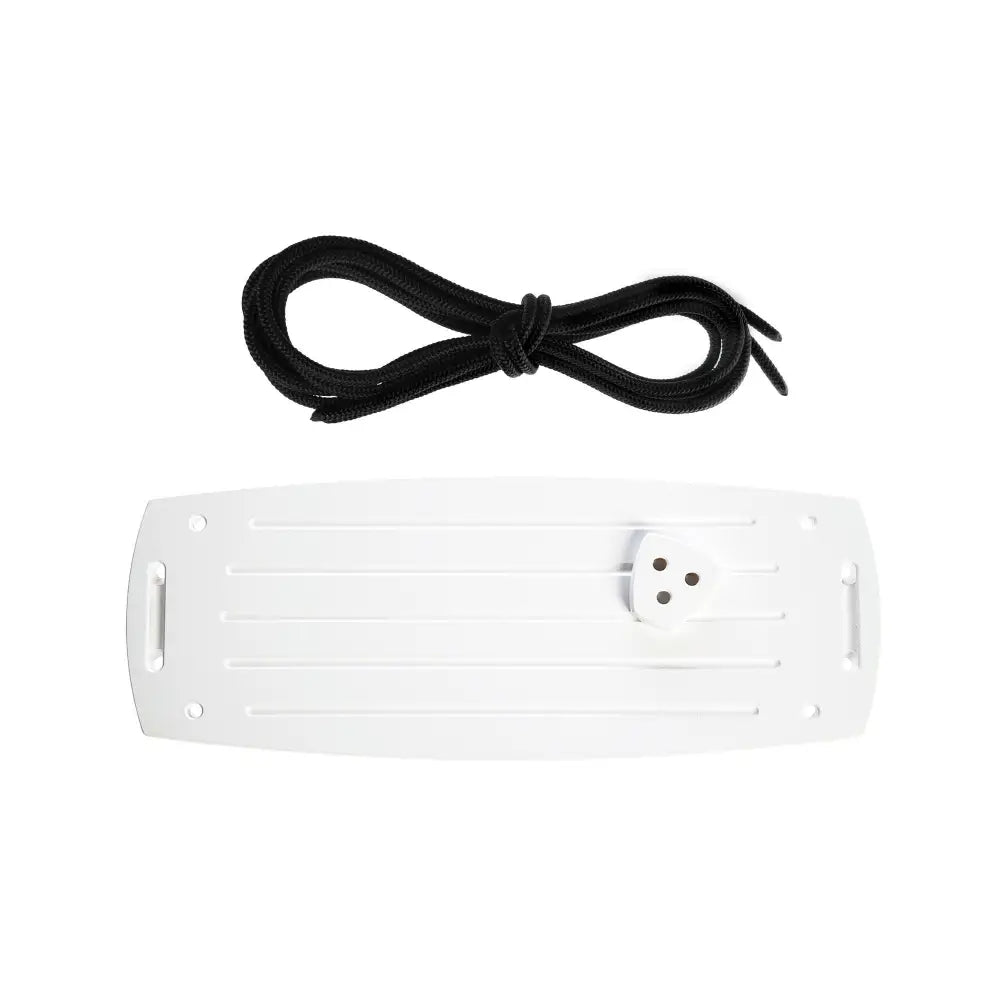 Valkoinen muovinen wakeboard-naru kiinnityslaatta ja musta punottu naru grand birch black -tuotteessa