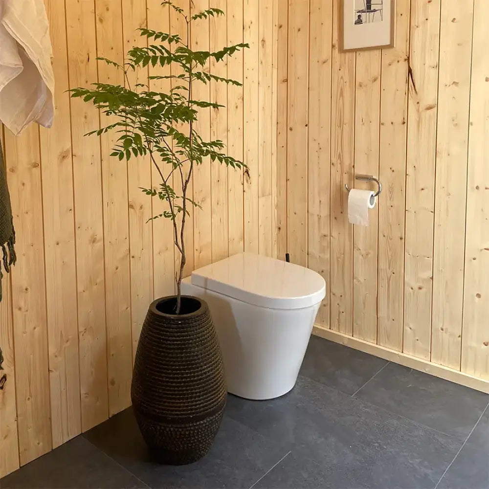 Valkoinen keraaminen wc-istuin modernilla muotoilulla green toilet lux kasetti sisäkuivakäymälässä