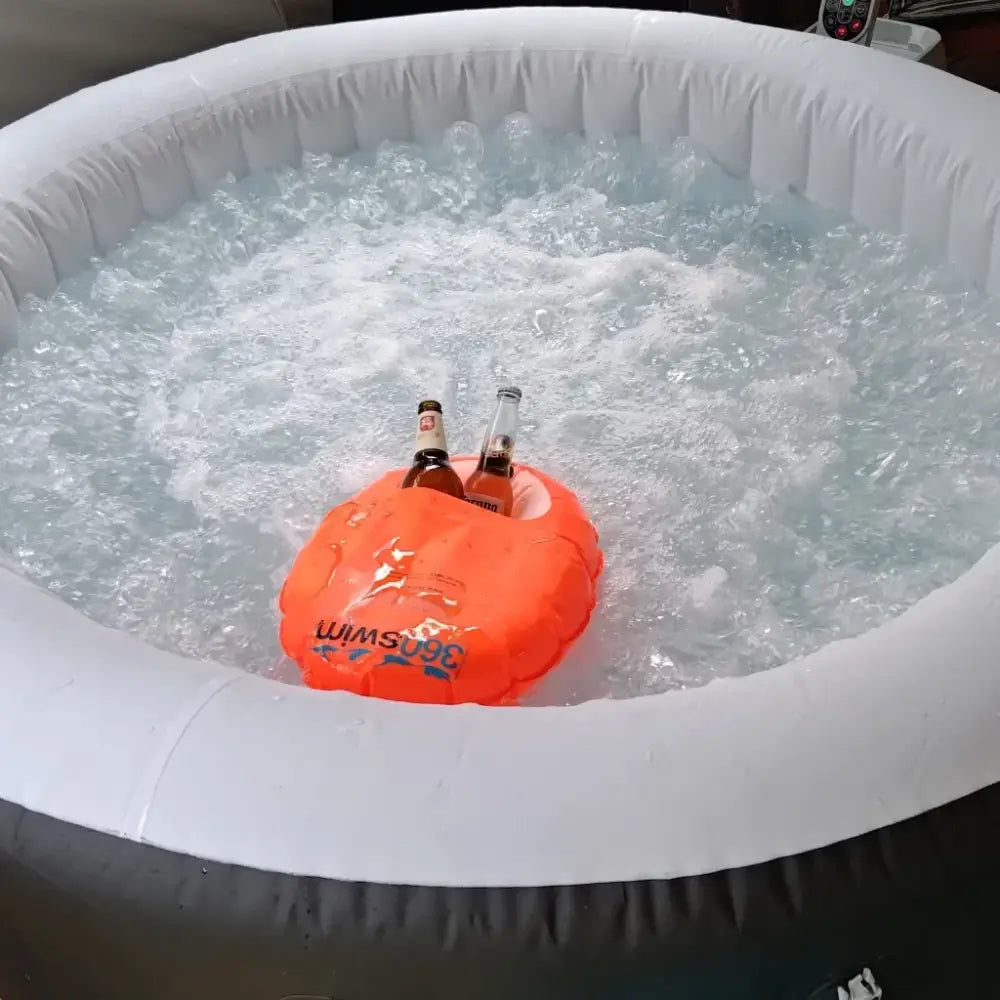 Oranssi täytettävä h2o swim buoy -uimarihtyvene, jossa kaksi olutpulloa kuppitelineissä