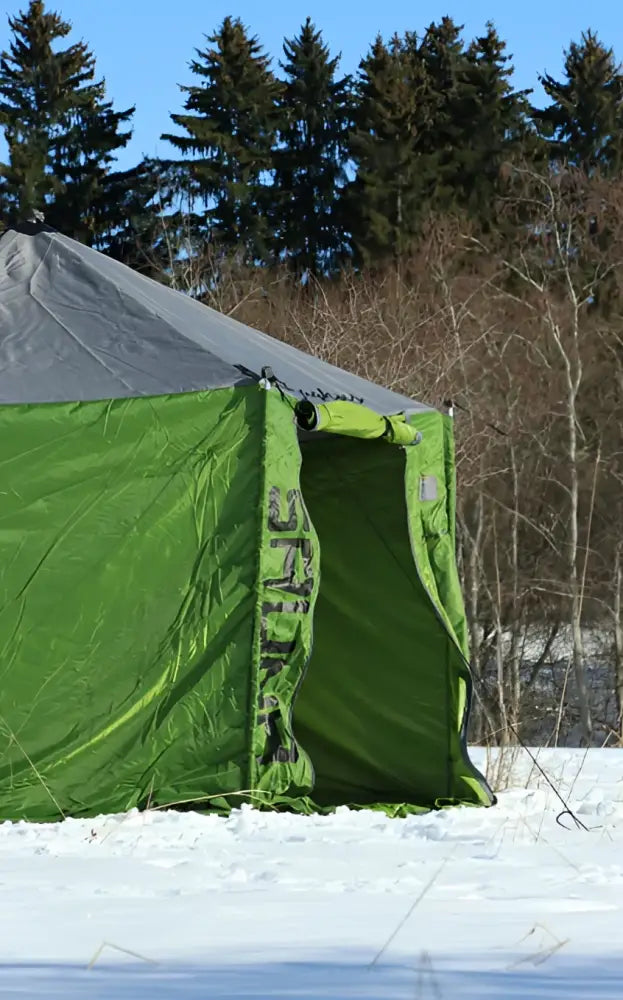 Vihreä ja harmaa haghus telttasauna combo valmis telttasaunapaketti jäälle asennetussa jääkalastusmajassa