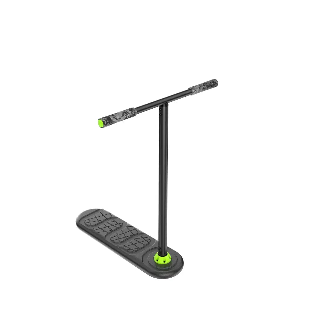 Indo Fusion trick scooter mustilla ja neonvihreillä väreillä, teksturoiduilla kahvoilla ja metallirungolla