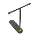 Indo fusion trick scooter mustilla ja neonvihreillä teksturoiduilla kahvoilla ja kuvioidulla laudalla