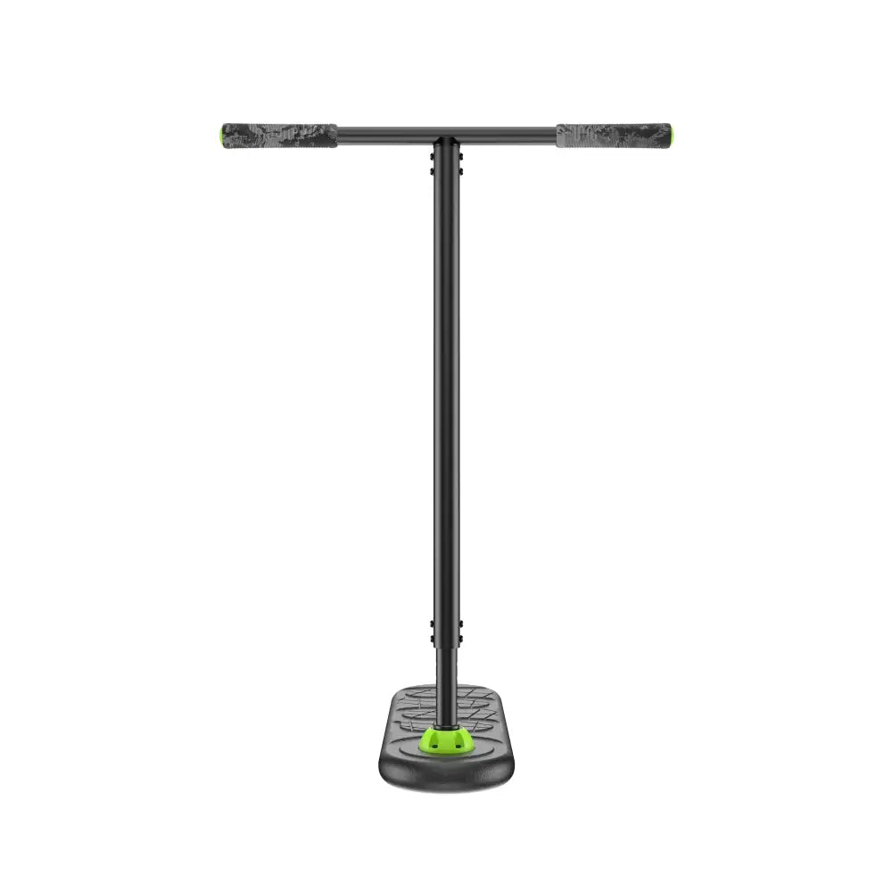 Indo Fusion trick-scooter mustilla ja vihreillä teksturoiduilla kahvoilla ja kumisella jalkatasolla