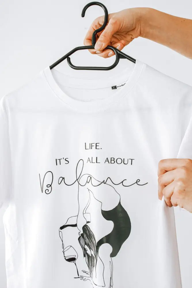 It’s all about balance t-shirt - t-paita tasapaino on kaikki t-paita luomupuuvillasta retkeilyvarusteet verkkokaupasta