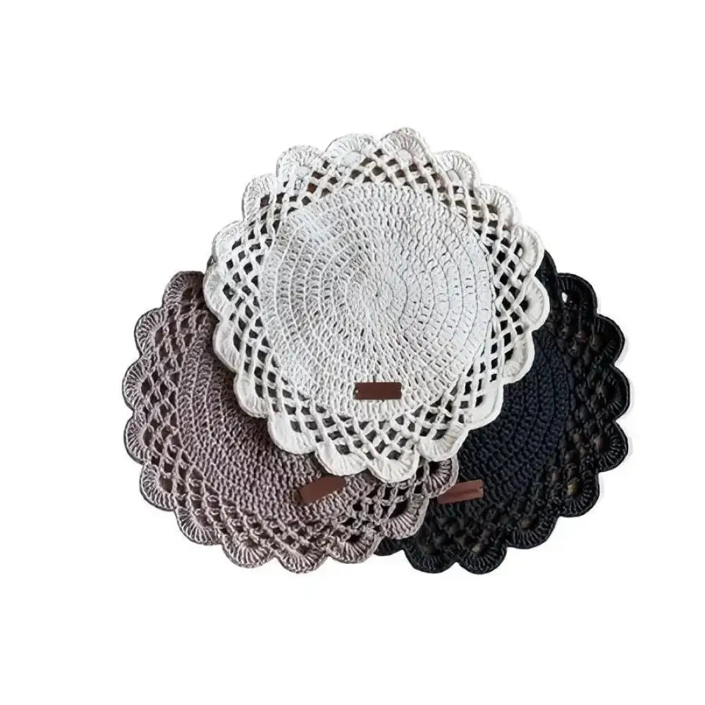 Kattausliina crochet valkoinen virkattu pöytäliina monimutkaisella pitsikuvioinnilla ja aaltoilevalla reunuksella