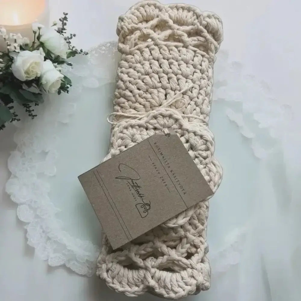 Cream-värinen handgemaakte luonnonkuituinen knoopintote-kassi kattausliina crochet-mallissa