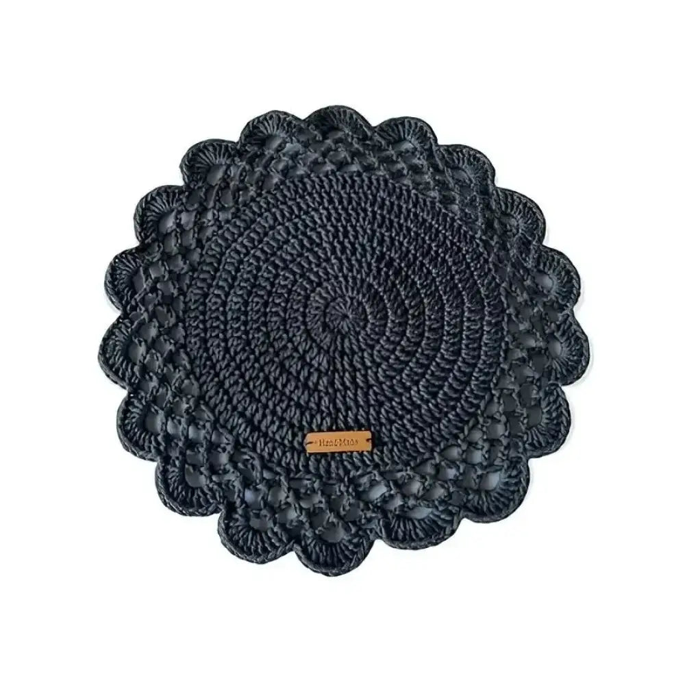Kattausliina crochet musta virkattu asetinlauta, jossa on aaltoileva reuna ja säteittäinen ympyräkuvio