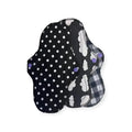 Kestositeet kaksi uudelleenkäytettävää kangassidettä polkadot-kuvioin ja pilvikuva mustavalkoisella gingham-taustalla