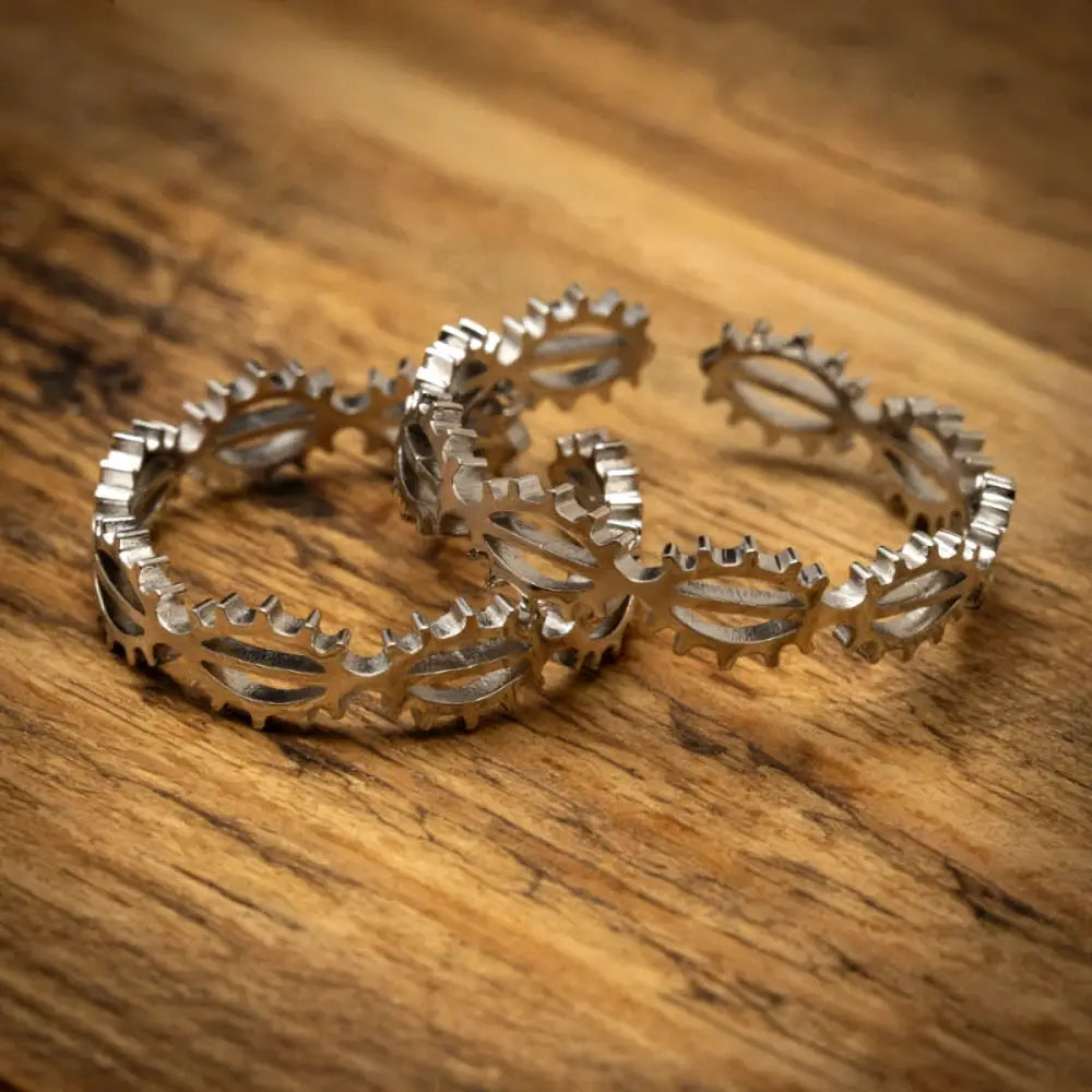 Kirkkovene sormus hopeinen hammasratasmainen rengas yksityiskohtaisella leikkauskuviolla ja metallinhohtoilla