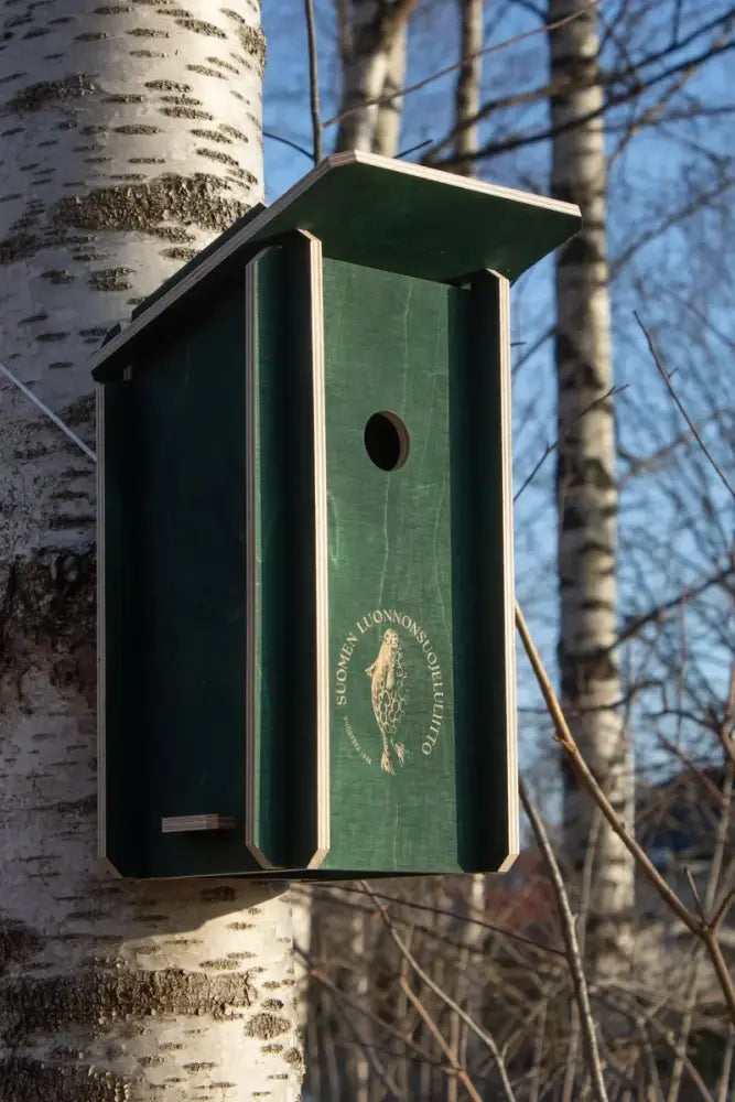 Tumma vihreä puinen koottava linnunpönttö 28 mm pienille pihalinnuille kalakuvalla embossattu