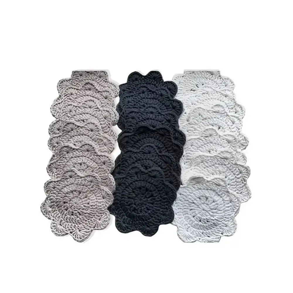 Lasinalunen crochet kolmella virkatuilla harmaan, mustan ja valkoisen sävyisellä kestävällä lasinalusella