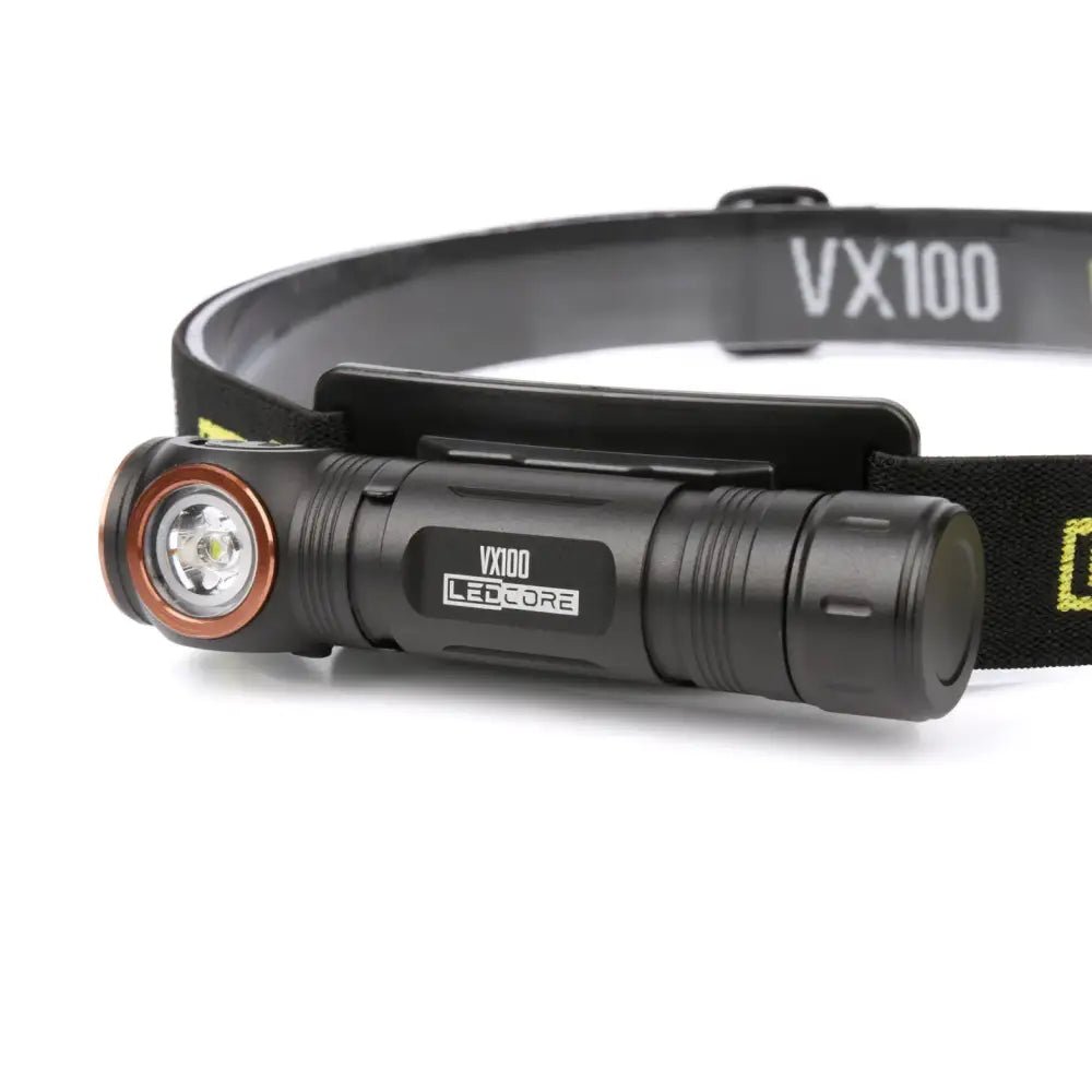 Ledcore vx100 ladattava otsavalo mustalla rungolla, kuparinvärisellä kehyksellä ja keltaisella logolla nauhassa