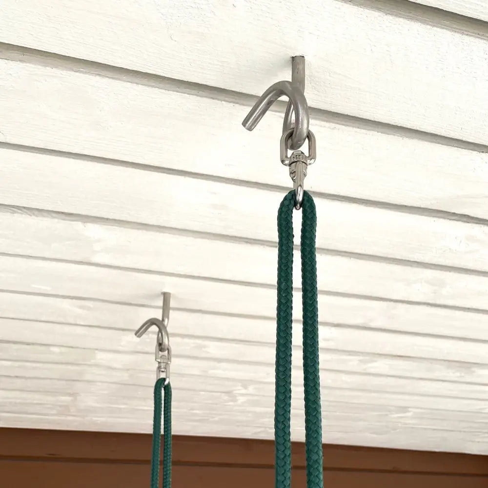 Tumma vihreä punottu köysi roikkuu hopeisesta metallikoukusta lillagunga curl hooks -tuotteessa