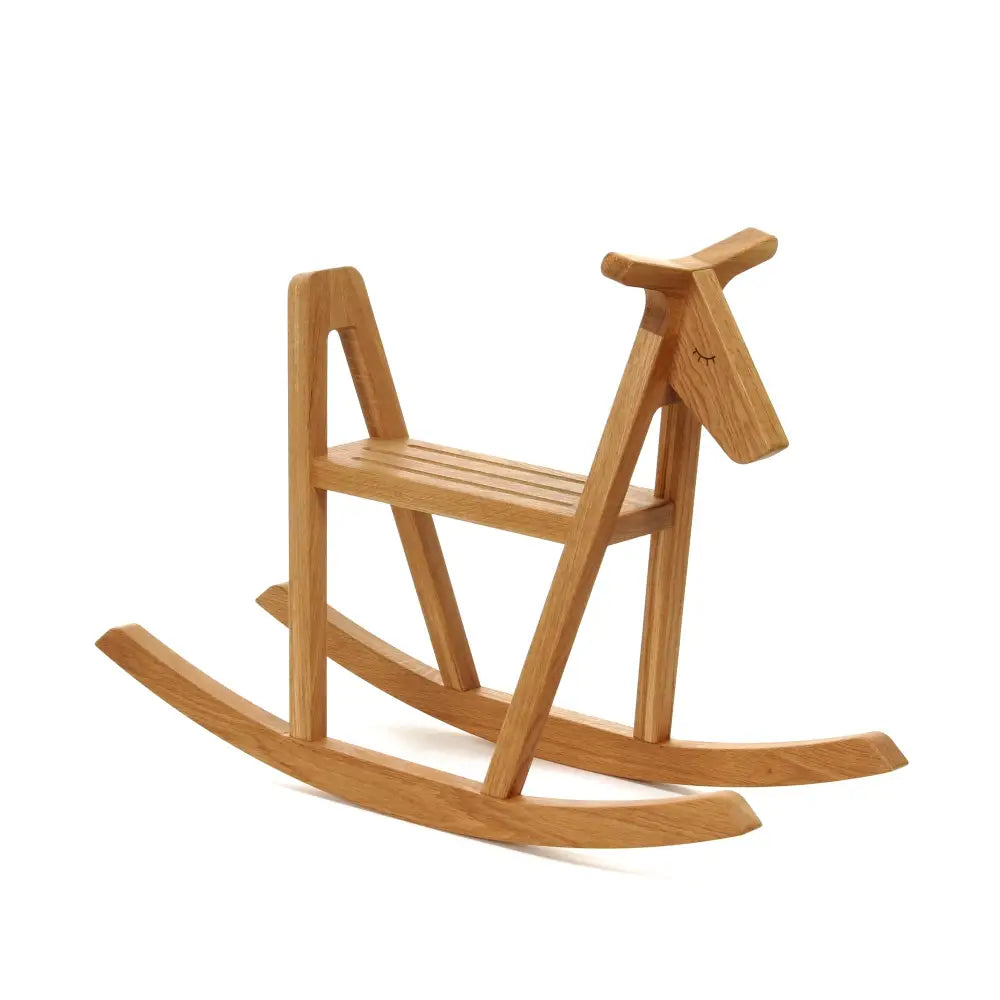 Vaalean puinen lillagunga reindeer keinuhevonen yksinkertaisella ja hillityllä minimalistisella designilla